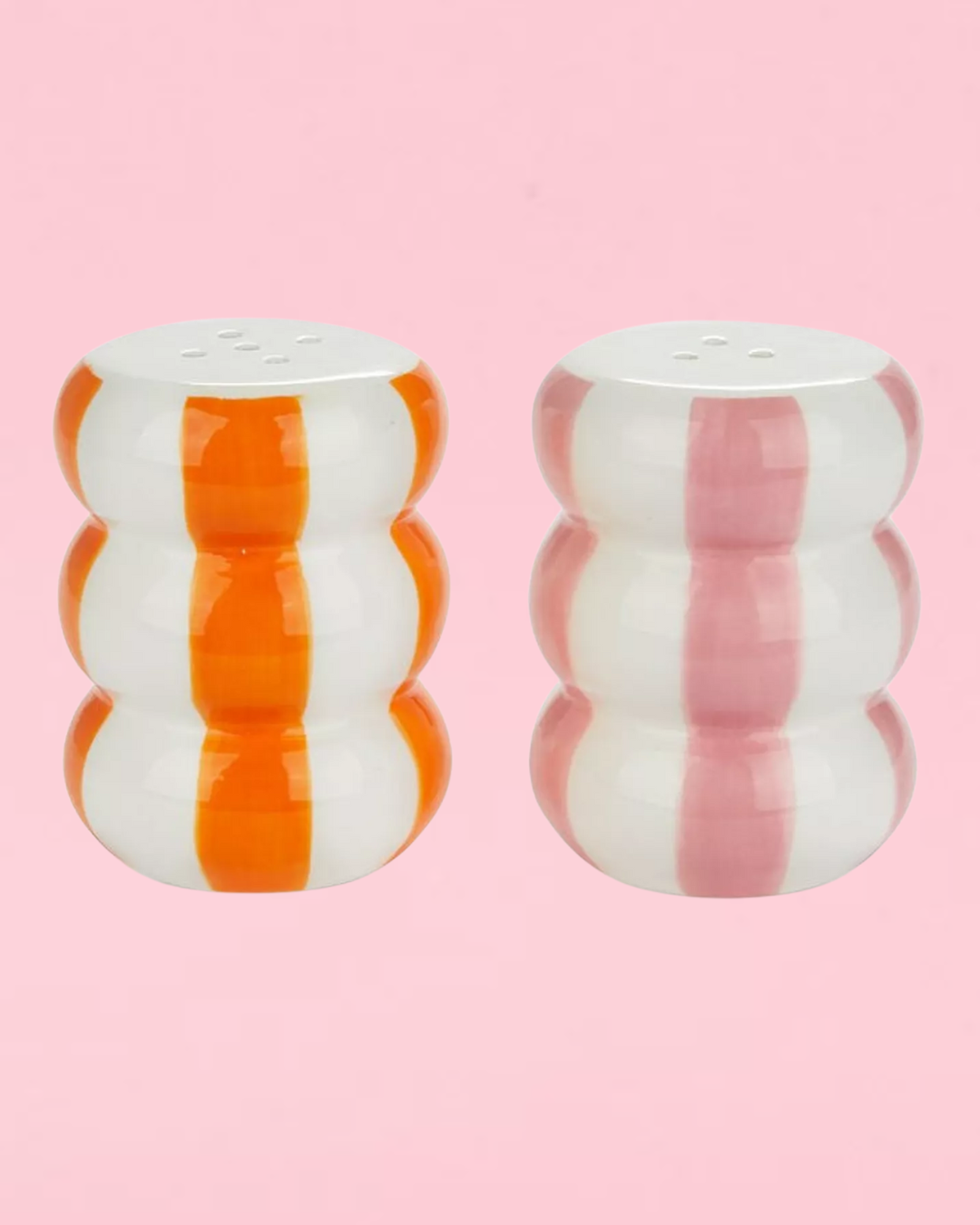 Keramična solnica v obliki zloženih obročev.